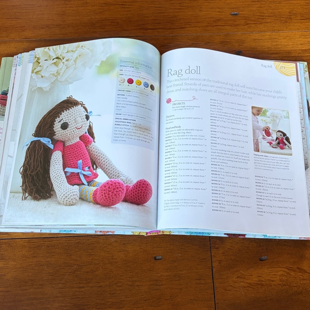 Crochet: The Complete Step-By-Step Guide, Essential Techniques By DK - Picture 10 of 12